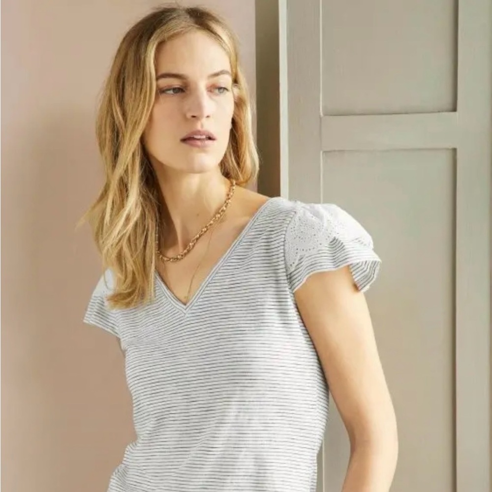 EUC!  Boden Ivory/Navy Stripe V-Neck Tee.  Size Small